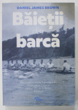 BAIETII DIN BARCA de DANIEL JAMES BROWN , NOUA AMERICANI SI LEGENDARA LOR CURSA PENTRU AUR LA OLIMPIADA DE LA BERLIN DIN 1936 , APARUTA 2019