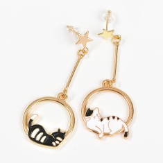 Cercei asimetrici cu pisici in cerc si stelute