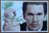 Fotografia actorului Ethan Hawke cu autograful acestuia