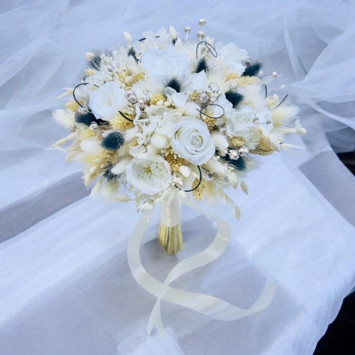 Buchet cu trandafiri criogenati si plante naturale uscate si stabilizate, pentru mireasa , nasa sau cadou