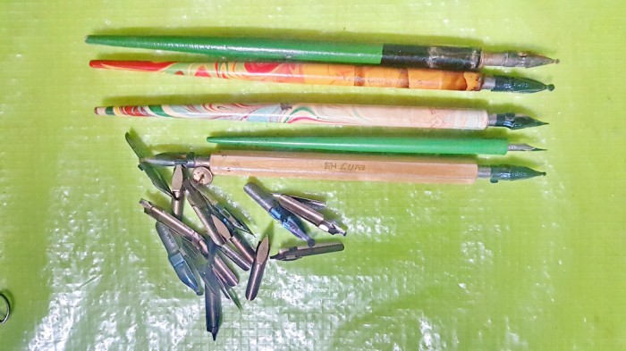 G224-I-Ochelari vechi bachelita pliabili Hong Kong 200 atipici marime mica.