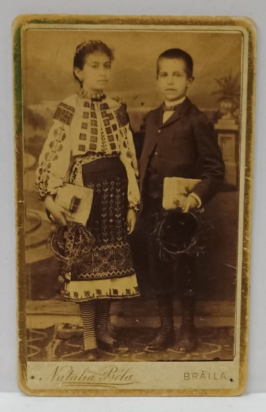 FOTOGRAF NATALIA BELA , BRAILA , DOI ELEVI CU PREMIILE SI CORONITA , IN STUDIO , FOTOGRAFIE C.D.V. , SFARSIT DE SECOL XIX