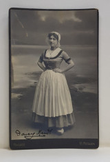 FOTOGRAF V. MULLER , GALATI , TANARA IN STUDIO , FOTOGRAFIE TIP CABINET , 1903 foto