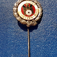 C962-I-Insigna argint-Clubul german de TIR. Stare buna, diametrul 2.7 cm.