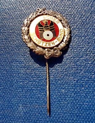 C962-I-Insigna argint-Clubul german de TIR. Stare buna, diametrul 2.7 cm. foto