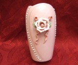 VAZA PORTELAN ROZ DECORATA CU TRANDAFIR IN RELIEF 12.5 CM