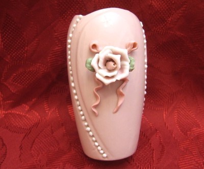 VAZA PORTELAN ROZ DECORATA CU TRANDAFIR IN RELIEF 12.5 CM foto