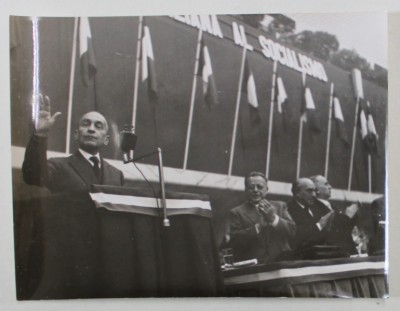 PALMIRO TOGLIATTI , LA TRIBUNA CONGRESULUI AL VIII - LEA AL P.C.I. , APLAUDAND , FOTOGRAFIE , 1956 foto