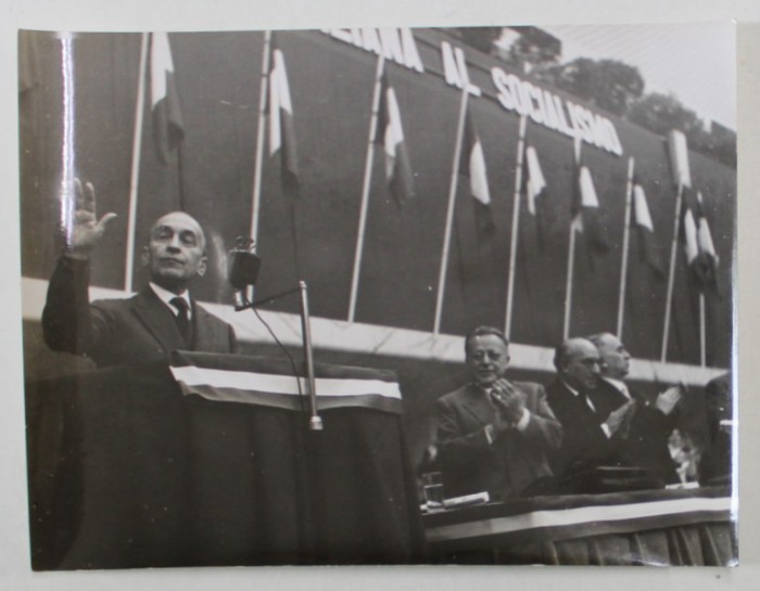 PALMIRO TOGLIATTI , LA TRIBUNA CONGRESULUI AL VIII - LEA AL P.C.I. , APLAUDAND , FOTOGRAFIE , 1956