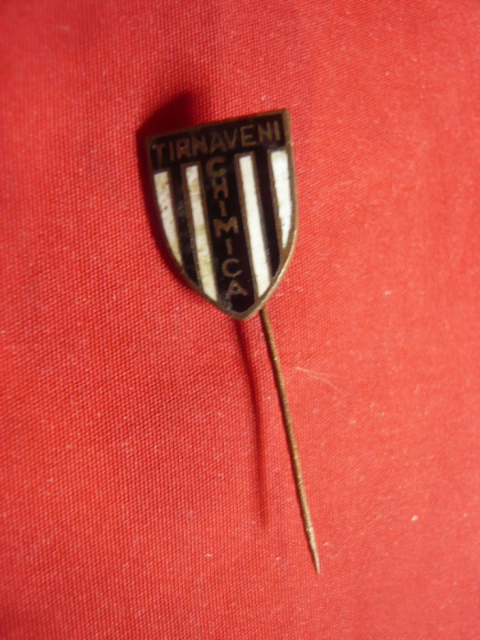 Insigna veche a Clubului de Fotbal Chimia Tarnaveni, h=1,7 cm , metal si email