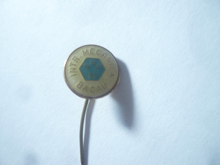 Insigna Intreprinderea Mecanica Bacau , metal si email ,d=1,3cm