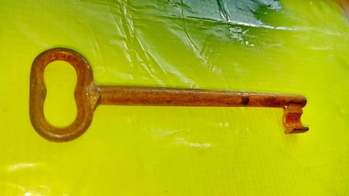 E817- Cheie poarta veche metal. Lungime 15 cm, latime maner 4, cap 2.3 cm.