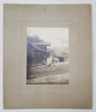 DOUA TINERE IN CURTEA UNEI CASE , FOTOGRAFIE , PERIOADA INTERBELICA