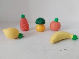 Lot 5 ambalaje mici de plastic in forma de fructe exotice, vechi, vintage, colectie, cca 6-7cm, anii 70-80