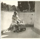 M1694N Fetiță cu tricicletă, cărucior pentru păpușă și păpușă, Rom&acirc;nia, perioada interbelică