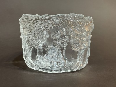 Bol suedez de sticla transparenta din seria Rhapsody, proiectat de Kjell Engman pentru Kosta Boda 1986, cu cuplurile dansatoare sub copaci (1) foto