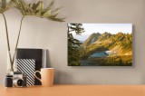 Tablou Canvas, "Lac ascuns &icirc;ntre munți &icirc;nălțați", Munți, Lac, Apus, Vegetație, Tranquilitate, Peisaj, Natură, Răsărit, Frumusețe, Cer, Reflecție, Lini