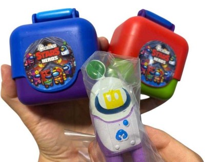 Figurine Among Us in ghiozdan foto