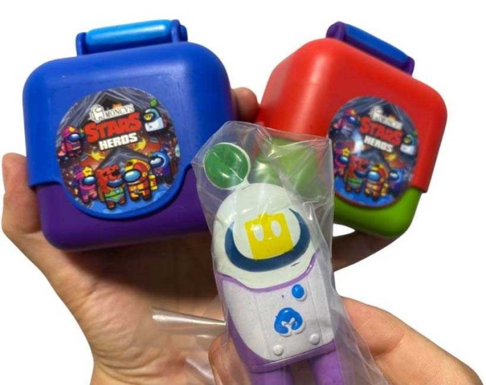 Figurine Among Us in ghiozdan