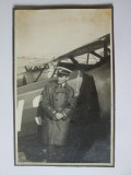 Foto pe carton 140x90 mm din anii 30 cu aviator/pilot roman langa un avion ICAR