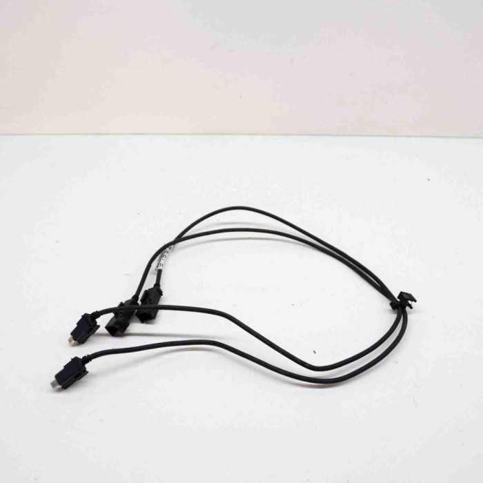 Port USB/AUX-In TESLA MODEL S 2016 OEM: 1004815-08-B | 13948030