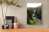 Tablou Canvas, "Canyon-ul verde al Islandei misterioase", Verde, C&acirc;mpie, Chei, R&acirc;u, St&acirc;nci, Muschi, Peisaj, Natură, 26 x 39 cm, CMCLASS