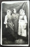 Fotografie tip carte postala, trei tinere, 1934