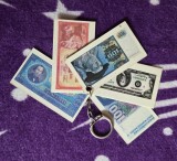 Lot 3 Brelocuri Vintage de Colecție &ndash; Anii '80-'90 (Mini-Calendare Nud Playboy / Bancnote Vechi)