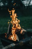 Tablou Canvas, "Focul serii &icirc;n amurg liniștit", Foc, Lemne, Flăcări, Căldură, Noapte, Natură, Energie, Lumină, 26 x 39 cm, CMCLASS