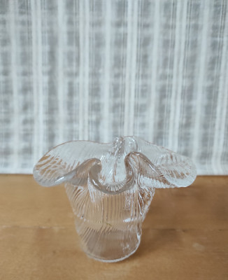 Vaza de sticla cu margini ondulate foto