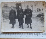 Fotografie soldați rom&acirc;ni &ndash; uniforme de iarnă, WWII, camion militar &icirc;n fundal