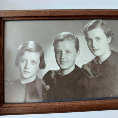 Fotografie veche inceput secol XX in rama lemn cu sticla, 3 surori, familie