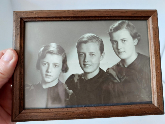Fotografie veche inceput secol XX in rama lemn cu sticla, 3 surori, familie