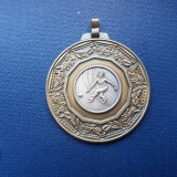 E322-Medalia FOTBAL Feminin metal bronzuit si argintat central diametrul 7 cm.