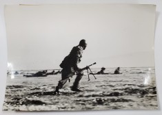 PARASUTIST JAPONEZ DIN ARMATA NAVALA , GATA DE ACTIUNE , FOTOGRAFIE PENTRU ZIARUL &#039; PORUNCA VREMII &#039; , AL DOILEA RAZBOI MONDIAL
