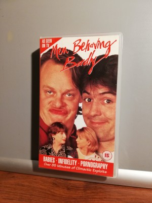 caseta VHS Originala film NEW BEHAVING BADLY (MGM/UK) - ca Noua foto