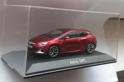 Macheta Opel Astra J OPC rosu 2013 - MotorArt 1/43 foto