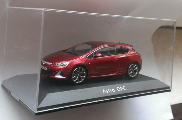 Macheta Opel Astra J OPC rosu 2013 - MotorArt 1/43