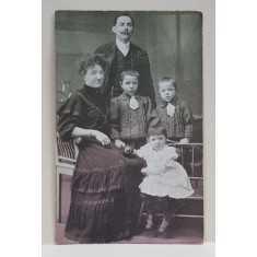 FAMILIE CU TREI COPII , POZAND IN STUDIO , CARTE POSTALA ILUSTRATA , POLICROMA, NECIRCULATA , INCEPUTUL SECOLULUI XX
