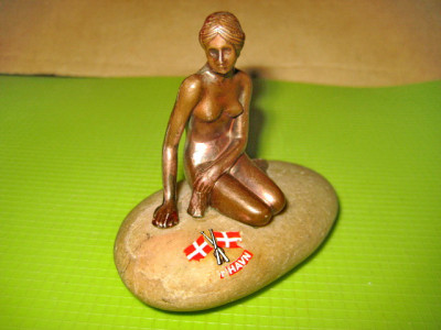 9729- Statuieta mica Sirena Elvetia metal bronzuit soclul piatra stare buna. foto