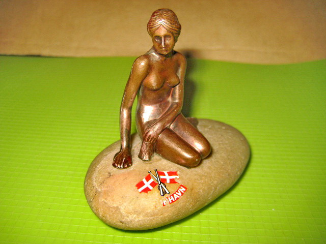 9729- Statuieta mica Sirena Elvetia metal bronzuit soclul piatra stare buna.