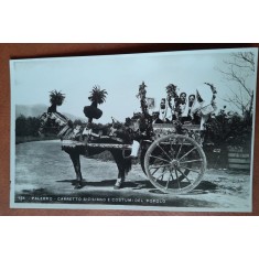 Fotografie tip carte postala, in vacanta la Palermo, sareta siciliana cu oameni in costum traditional, perioada interbelica