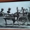 Fotografie tip carte postala, in vacanta la Palermo, sareta siciliana cu oameni in costum traditional, perioada interbelica