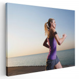 Tablou femeie alergand pe plaja Tablou canvas pe panza CU RAMA 80x120 cm
