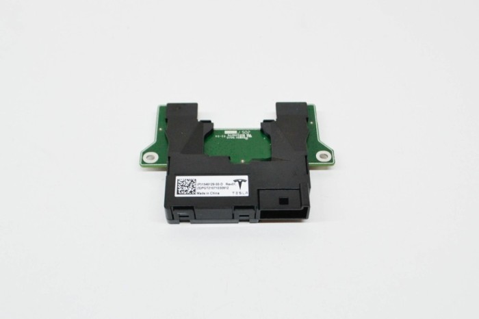 USB TESLA MODEL 3 2021 OEM: 1546129-00-D,1546129-61-D 15442361
