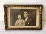 T - Fotografie veche cu cuplu tanar, cu rama de lemn, decor, colectie, 17x11cm