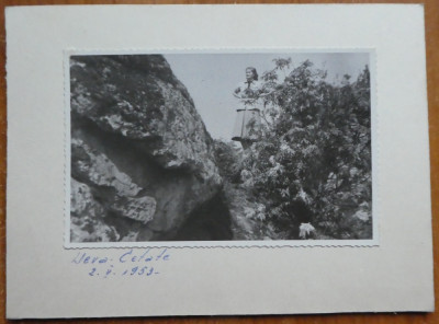 Fotografie lipita pe carton, Maria Groza la Deva Cetate in 1953 foto