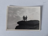 Fotografie cu familie pe varf de stanca (barbat, femeie si copil) 6x8.5cm