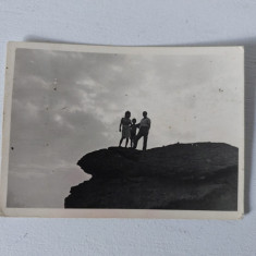 Fotografie cu familie pe varf de stanca (barbat, femeie si copil) 6x8.5cm