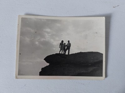 Fotografie cu familie pe varf de stanca (barbat, femeie si copil) 6x8.5cm foto